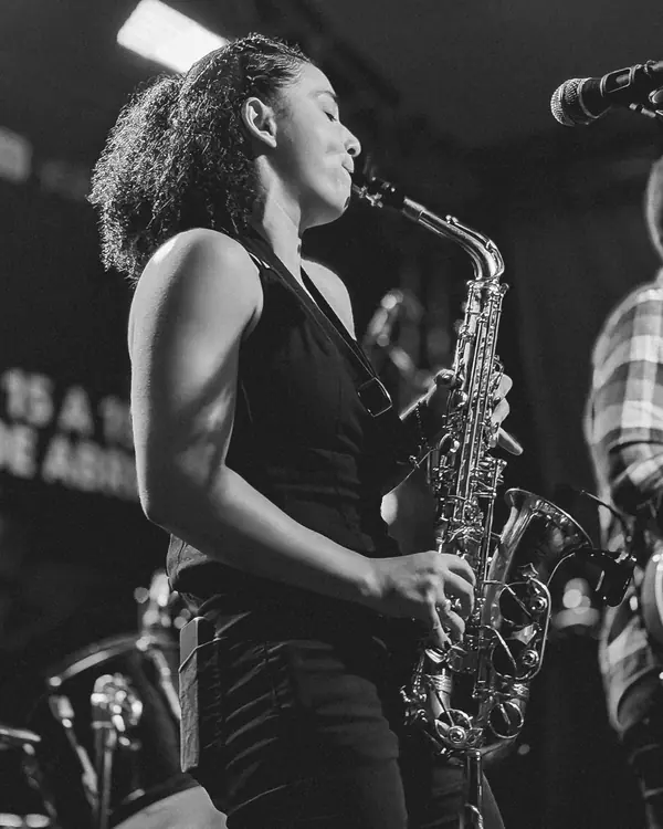 Maria Elis, sax e flauta da Banda 4G
