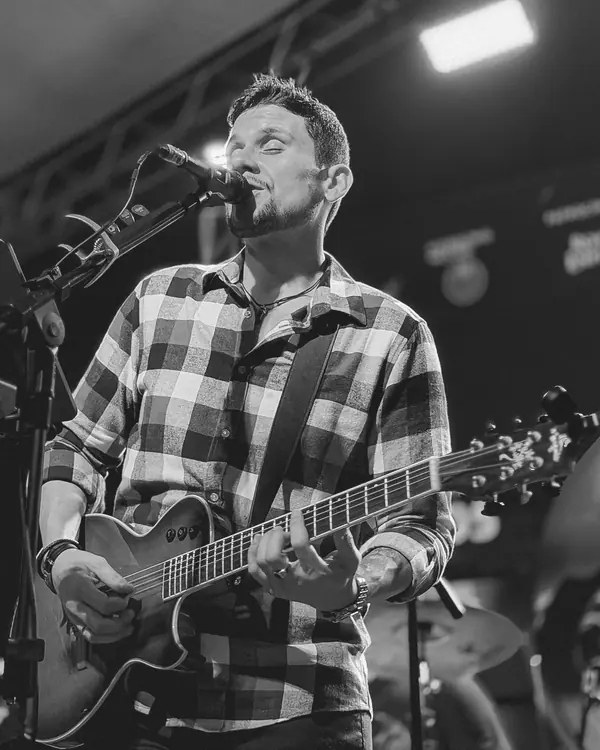 Léo Moraes, voz e violão da Banda 4G