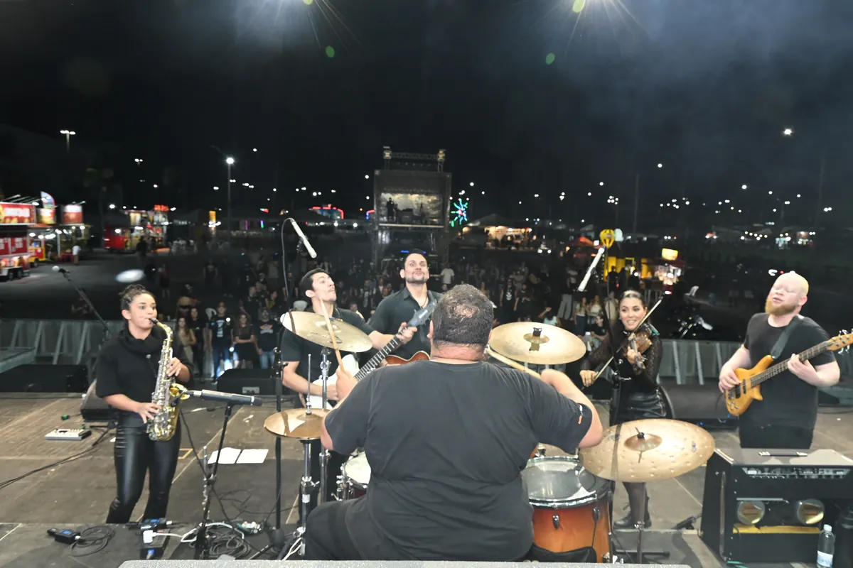 Banda 4G no palco da Macaé Moto Week 2026